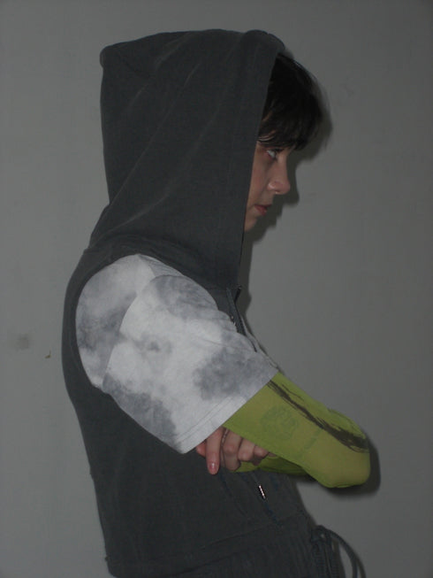 UNALOME SLEEVELESS HOODIE -CHARCOAL-